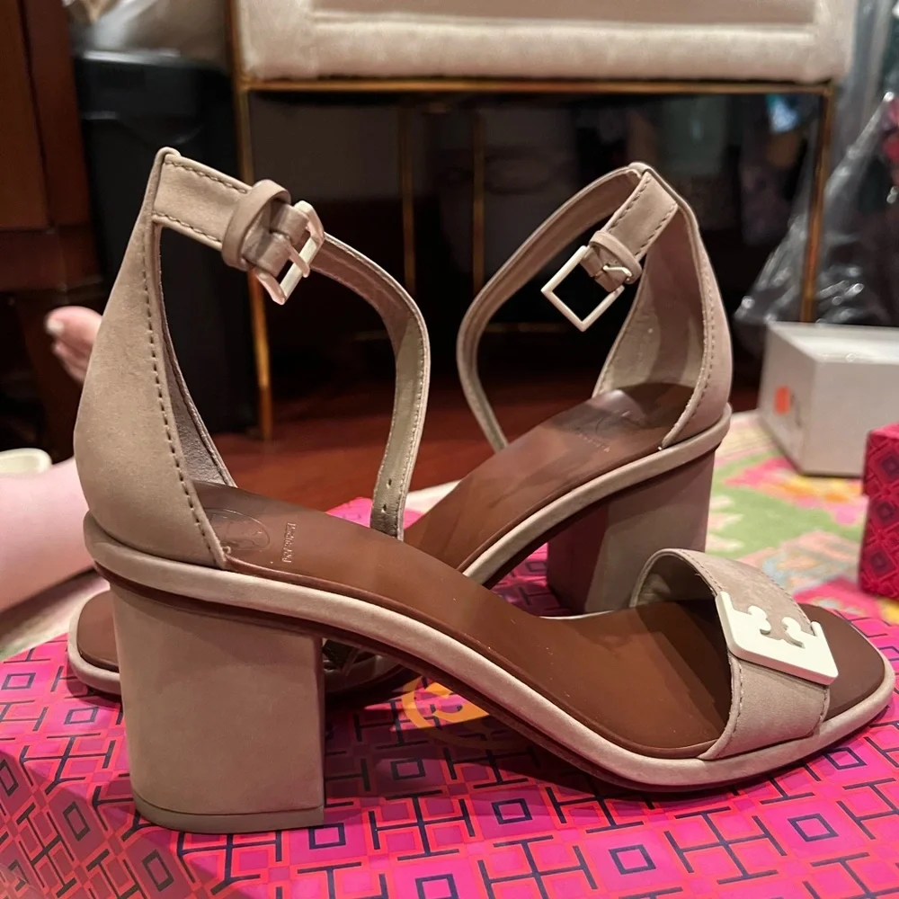 NWT Tory Burch Gavrielle Sandal color Fumo Size 7